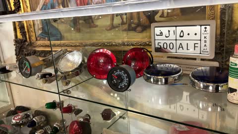 قسم السيارات الكلاسيكية النادرة  في متحف الفوة والجوهرة في المنطقة الشرقية، المملكة العربية السعودية،تجربة ثقافية تعليمية،  توثيق للحرف اليدوية والهوية السعودية،  معلم تراثي وثقافي يعرض تاريخ الأزياء والحلي التقليدية،أجواء تراثية تعكس أصالة الماضي.