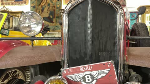 قسم السيارات الكلاسيكية النادرة  في متحف الفوة والجوهرة في المنطقة الشرقية، المملكة العربية السعودية،تجربة ثقافية تعليمية،  توثيق للحرف اليدوية والهوية السعودية،  معلم تراثي وثقافي يعرض تاريخ الأزياء والحلي التقليدية،أجواء تراثية تعكس أصالة الماضي.