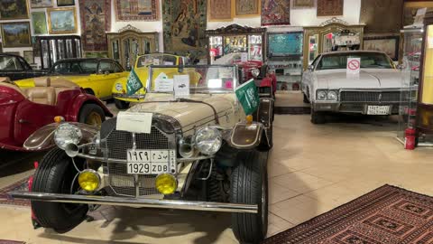 قسم السيارات الكلاسيكية النادرة  في متحف الفوة والجوهرة في المنطقة الشرقية، المملكة العربية السعودية،تجربة ثقافية تعليمية،  توثيق للحرف اليدوية والهوية السعودية،  معلم تراثي وثقافي يعرض تاريخ الأزياء والحلي التقليدية،أجواء تراثية تعكس أصالة الماضي.