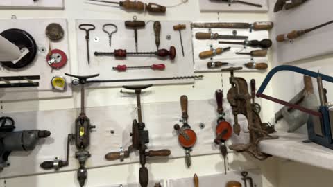 توثيق الهوية السعودية في متحف الفلوة والجوهرة في المنطقة الشرقية، المملكة العربية السعودية، مقتنيات نادرة،  أجواء تراثية تعكس أصالة الماضي ، وجهة تعليمية وسياحية مميزة ، معلم تراثي وثقافي يعرض تاريخ الأزياء والحلي التقليدية.