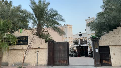 الساحة الخارجية لمتحف الفلوة والجوهرة في المنطقة الشرقية، المملكة العربية السعودية، مقتنيات نادرة،  أجواء تراثية تعكس أصالة الماضي ،معلم تراثي وثقافي يعرض تاريخ الأزياء والحلي التقليدية، توثيق الهوية السعودية  ، وجهة تعليمية وسياحية مميزة
