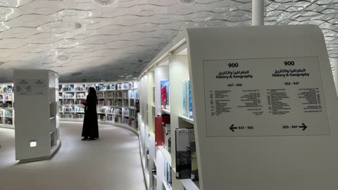 التصميم الداخلي لمكتبة اثراء في مدينة الظهران في المملكة العربية السعودية، مركز الملك عبدالعزيز الثقافي العالمي، منارة للثقافة والفكر، معالم ثقافية مشهورة، الفن الهندسي المعماري، معارض ومكتبات، السياحة في السعودية