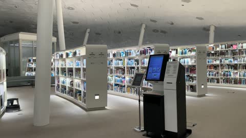 التصميم الداخلي لمكتبة اثراء في مدينة الظهران في المملكة العربية السعودية، مركز الملك عبدالعزيز الثقافي العالمي، منارة للثقافة والفكر، معالم ثقافية مشهورة، الفن الهندسي المعماري، معارض ومكتبات، السياحة في السعودية