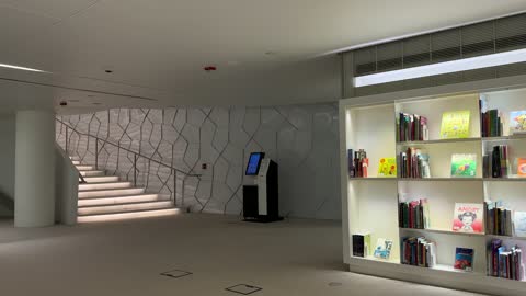 التصميم الداخلي لمكتبة اثراء في مدينة الظهران في المملكة العربية السعودية، مركز الملك عبدالعزيز الثقافي العالمي، منارة للثقافة والفكر، معالم ثقافية مشهورة، الفن الهندسي المعماري، معارض ومكتبات، السياحة في السعودية