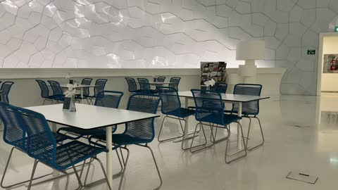 مقاعد واماكن للجلوس فى مكتبة اثراء في مدينة الظهران بالمنطقة الشرقية في المملكة العربية السعودية، مركز الملك عبدالعزيز الثقافي العالمي،  منارة للثقافة والفكر،  معارض ومكتبات،  الفن الهندسي المعماري ، معلم ثقافي مشهور، السياحة في السعودية