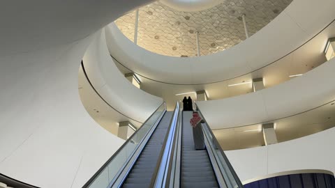 السلم الكهربائي فى مكتبة اثراء في مدينة الظهران بالمنطقة الشرقية في المملكة العربية السعودية، مركز الملك عبدالعزيز الثقافي العالمي،  منارة للثقافة والفكر،  معارض ومكتبات،  الفن الهندسي المعماري ، معلم ثقافي مشهور، السياحة في السعودية