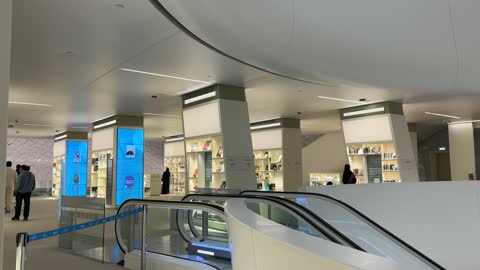 السلم الكهربائي فى مكتبة اثراء في مدينة الظهران بالمنطقة الشرقية في المملكة العربية السعودية، مركز الملك عبدالعزيز الثقافي العالمي،  منارة للثقافة والفكر،  معارض ومكتبات،  الفن الهندسي المعماري ، معلم ثقافي مشهور، السياحة في السعودية