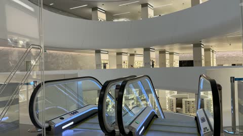 السلم الكهربائي فى مكتبة اثراء في مدينة الظهران بالمنطقة الشرقية في المملكة العربية السعودية، مركز الملك عبدالعزيز الثقافي العالمي،  منارة للثقافة والفكر،  معارض ومكتبات،  الفن الهندسي المعماري ، معلم ثقافي مشهور، السياحة في السعودية