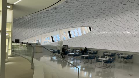 مقاعد واماكن للجلوس فى مكتبة اثراء في مدينة الظهران بالمنطقة الشرقية في المملكة العربية السعودية، مركز الملك عبدالعزيز الثقافي العالمي،  منارة للثقافة والفكر،  معارض ومكتبات،  الفن الهندسي المعماري ، معلم ثقافي مشهور، السياحة في السعودية