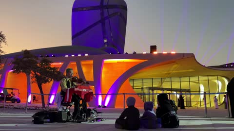 عرض موسيقي وتفاعل الاولاد فى الساحة الخارجية لمكتبة اثراء في مدينة الظهران بالمنطقة الشرقية في المملكة العربية السعودية، مركز الملك عبدالعزيز الثقافي العالمي،  منارة للثقافة والفكر،  معارض ومكتبات،  الفن الهندسي المعماري ، معلم ثقافي مشهور، السياحة في السعودية