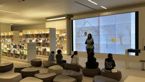 استخدم وسائل تقنية لتقديم نشاط تفاعلي فى مكتبة اثراء في مدينة الظهران بالمنطقة الشرقية في المملكة العربية السعودية، مركز الملك عبدالعزيز الثقافي العالمي،  منارة للثقافة والفكر،  معارض ومكتبات،  الفن الهندسي المعماري ، معلم ثقافي مشهور، السياحة في السعودية