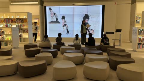 استخدم وسائل تقنية لتقديم نشاط تفاعلي فى مكتبة اثراء في مدينة الظهران بالمنطقة الشرقية في المملكة العربية السعودية، مركز الملك عبدالعزيز الثقافي العالمي،  منارة للثقافة والفكر،  معارض ومكتبات،  الفن الهندسي المعماري ، معلم ثقافي مشهور، السياحة في السعودية