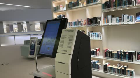 جهاز الاعارة الذاتية فى مكتبة اثراء في مدينة الظهران بالمنطقة الشرقية في المملكة العربية السعودية، مركز الملك عبدالعزيز الثقافي العالمي،  منارة للثقافة والفكر،  معارض ومكتبات،  الفن الهندسي المعماري ، معلم ثقافي مشهور، السياحة في السعودية