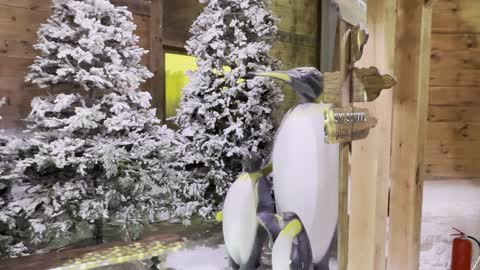 ديكور ثلجي ومشهد جبلي في تجربة كورشيفل فى منطقة بوليفارد وورلد بالرياض، المملكة العربية السعودية يوم 25 من نوفمبر 2025، فعالية ترفيهية شتوية مستوحاة من أجواء منتجعات التزلج الأوروبية،  مطاعم ومقاهي بطابع شتوي، أنشطة تفاعلية ممتعه، أجواء فاخرة تجمع الترفيه والاستجمام.