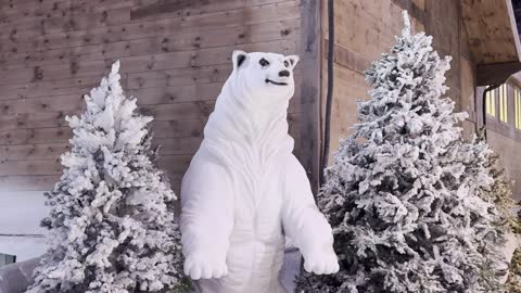 ديكور ثلجي ومشهد جبلي في تجربة كورشيفل فى منطقة بوليفارد وورلد بالرياض، المملكة العربية السعودية يوم 25 من نوفمبر 2025، فعالية ترفيهية شتوية مستوحاة من أجواء منتجعات التزلج الأوروبية،  مطاعم ومقاهي بطابع شتوي، أنشطة تفاعلية ممتعه، أجواء فاخرة تجمع الترفيه والاستجمام.