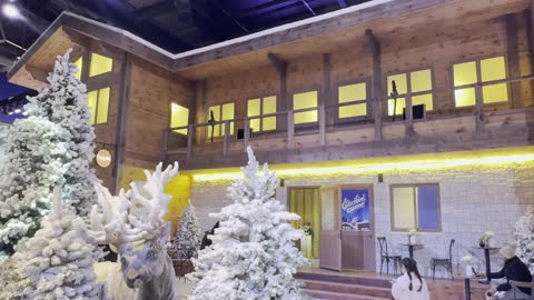 فعالية ترفيهية شتوية مستوحاة من أجواء منتجعات التزلج الأوروبية، تجربة كورشيفل فى منطقة بوليفارد وورلد بالرياض، المملكة العربية السعودية يوم 25 من نوفمبر 2025،  ديكور ثلجي ومشهد جبلي ، مطاعم ومقاهي بطابع شتوي، أنشطة تفاعلية ممتعه، أجواء فاخرة تجمع الترفيه والاستجمام.