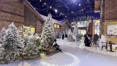 فعالية ترفيهية شتوية مستوحاة من أجواء منتجعات التزلج الأوروبية، تجربة كورشيفل فى منطقة بوليفارد وورلد بالرياض، المملكة العربية السعودية يوم 25 من نوفمبر 2025،  ديكور ثلجي ومشهد جبلي ، مطاعم ومقاهي بطابع شتوي، أنشطة تفاعلية ممتعه، أجواء فاخرة تجمع الترفيه والاستجمام.