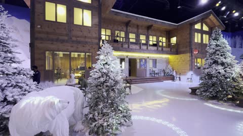 مطاعم ومقاهي بطابع شتوي في تجربة كورشيفل فى منطقة بوليفارد وورلد بالرياض، المملكة العربية السعودية يوم 25 من نوفمبر 2025،  ديكور ثلجي ومشهد جبلي ،فعالية ترفيهية شتوية مستوحاة من أجواء منتجعات التزلج الأوروبية،  أنشطة تفاعلية ممتعه، أجواء فاخرة تجمع الترفيه والاستجمام.