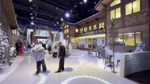 مطاعم ومقاهي بطابع شتوي في تجربة كورشيفل فى منطقة بوليفارد وورلد بالرياض، المملكة العربية السعودية يوم 25 من نوفمبر 2025،  ديكور ثلجي ومشهد جبلي ،فعالية ترفيهية شتوية مستوحاة من أجواء منتجعات التزلج الأوروبية،  أنشطة تفاعلية ممتعه، أجواء فاخرة تجمع الترفيه والاستجمام.