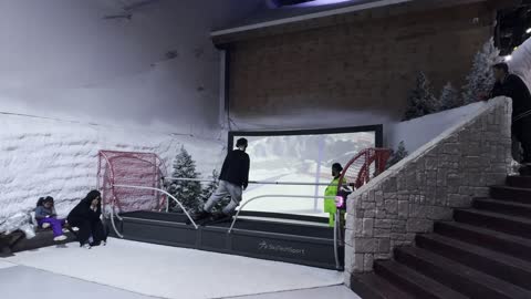 أنشطة ممتعه في تجربة كورشيفل فى منطقة بوليفارد وورلد بالرياض، المملكة العربية السعودية يوم 25 من نوفمبر 2025،  ديكور ثلجي ومشهد جبلي ،فعالية ترفيهية شتوية مستوحاة من أجواء منتجعات التزلج الأوروبية، مطاعم ومقاهي بطابع شتوي ، أجواء فاخرة تجمع الترفيه والاستجمام.