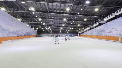 أنشطة ممتعه في تجربة كورشيفل فى منطقة بوليفارد وورلد بالرياض، المملكة العربية السعودية يوم 25 من نوفمبر 2025،  ديكور ثلجي ومشهد جبلي ،فعالية ترفيهية شتوية مستوحاة من أجواء منتجعات التزلج الأوروبية، مطاعم ومقاهي بطابع شتوي ، أجواء فاخرة تجمع الترفيه والاستجمام.