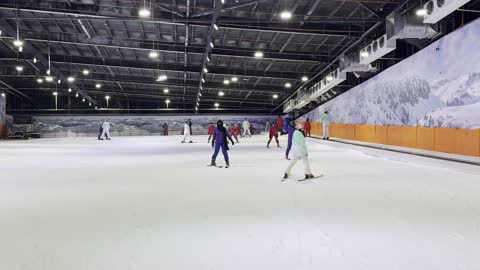 أنشطة ممتعه في تجربة كورشيفل فى منطقة بوليفارد وورلد بالرياض، المملكة العربية السعودية يوم 25 من نوفمبر 2025،  ديكور ثلجي ومشهد جبلي ،فعالية ترفيهية شتوية مستوحاة من أجواء منتجعات التزلج الأوروبية، مطاعم ومقاهي بطابع شتوي ، أجواء فاخرة تجمع الترفيه والاستجمام.