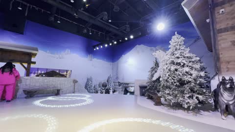 ديكور ثلجي  في تجربة كورشيفل فى منطقة بوليفارد وورلد بالرياض، المملكة العربية السعودية يوم 25 من نوفمبر 2025، فعالية ترفيهية شتوية مستوحاة من أجواء منتجعات التزلج الأوروبية،  مطاعم ومقاهي بطابع شتوي، أنشطة تفاعلية ممتعه، أجواء فاخرة تجمع الترفيه والاستجمام.