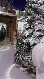 ديكور ثلجي  في تجربة كورشيفل فى منطقة بوليفارد وورلد بالرياض، المملكة العربية السعودية يوم 25 من نوفمبر 2025، فعالية ترفيهية شتوية مستوحاة من أجواء منتجعات التزلج الأوروبية،  مطاعم ومقاهي بطابع شتوي، أنشطة تفاعلية ممتعه، أجواء فاخرة تجمع الترفيه والاستجمام.