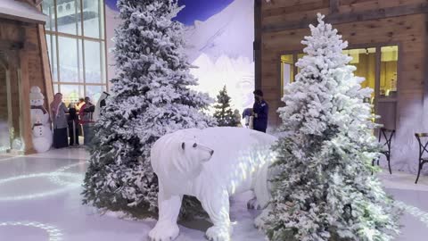 أجواء فاخرة تجمع الترفيه والاستجمام في تجربة كورشيفل فى منطقة بوليفارد وورلد بالرياض، المملكة العربية السعودية يوم 25 من نوفمبر 2025، فعالية ترفيهية شتوية مستوحاة من أجواء منتجعات التزلج الأوروبية، ديكور ثلجي ومشهد جبلي، مطاعم ومقاهي بطابع شتوي، أنشطة تفاعلية ممتعه