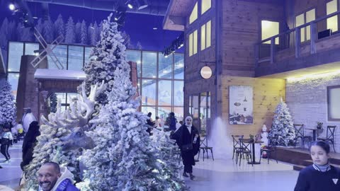 أجواء فاخرة تجمع الترفيه والاستجمام في تجربة كورشيفل فى منطقة بوليفارد وورلد بالرياض، المملكة العربية السعودية يوم 25 من نوفمبر 2025، فعالية ترفيهية شتوية مستوحاة من أجواء منتجعات التزلج الأوروبية، ديكور ثلجي ومشهد جبلي، مطاعم ومقاهي بطابع شتوي، أنشطة تفاعلية ممتعه