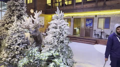 أجواء فاخرة تجمع الترفيه والاستجمام في تجربة كورشيفل فى منطقة بوليفارد وورلد بالرياض، المملكة العربية السعودية يوم 25 من نوفمبر 2025، فعالية ترفيهية شتوية مستوحاة من أجواء منتجعات التزلج الأوروبية، ديكور ثلجي ومشهد جبلي، مطاعم ومقاهي بطابع شتوي، أنشطة تفاعلية ممتعه