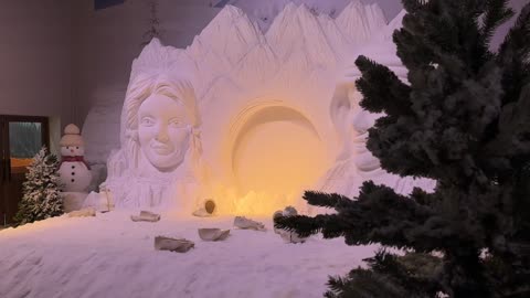 ديكور ثلجي ومشهد جبلي في تجربة كورشيفل فى منطقة بوليفارد وورلد بالرياض، المملكة العربية السعودية يوم 25 من نوفمبر 2025، فعالية ترفيهية شتوية مستوحاة من أجواء منتجعات التزلج الأوروبية،   أجواء فاخرة تجمع الترفيه والاستجمام، مطاعم ومقاهي بطابع شتوي، أنشطة تفاعلية ممتعه