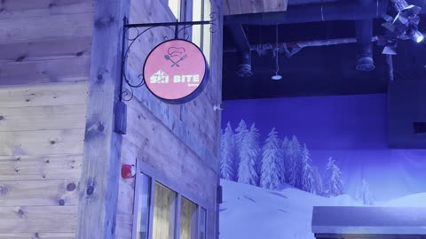 لافتة مطعم سكاى بايت في تجربة كورشيفل فى منطقة بوليفارد وورلد بالرياض، المملكة العربية السعودية يوم 25 من نوفمبر 2025، فعالية ترفيهية شتوية مستوحاة من أجواء منتجعات التزلج الأوروبية،  ديكور ثلجي ومشهد جبلي،  أجواء فاخرة تجمع الترفيه والاستجمام، مطاعم ومقاهي بطابع شتوي، أنشطة تفاعلية ممتعه