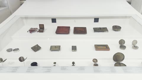 معروضات تاريخية فى متحف البحر الأحمر بمدينة جدة، المملكة العربية السعودية، يوم 6 من ديسمبر 2025 ، خرائط تفاعلية تحكي قصة البحر الأحمر، تراث بحري وصناعات تقليدية، معلم ثقافي ومعرفي يوثق تاريخ الملاحة والبيئة البحرية، تجربة تعليمية وسياحية، وجهة ثقافية تعكس هوية جدة الساحلية.