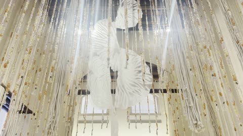 منحوتة معاصرة معلقة باسم زهرة الصحراء فى متحف البحر الأحمر بمدينة جدة، المملكة العربية السعودية، يوم 6 من ديسمبر 2025 ، خرائط تفاعلية تحكي قصة البحر الأحمر، تراث بحري وصناعات تقليدية، معلم ثقافي ومعرفي ، وجهة ثقافية تعكس هوية جدة الساحلية.