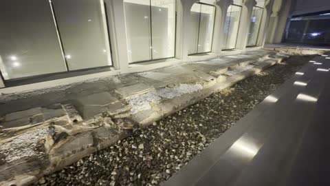 بقايا آثار حجرية فى ميناء باب البنط الحقيقي في مدينة جدة التاريخية ، المملكة العربية السعودية، تم تجديده وعرف باسم " متحف البحر الاحمر " حديثاً  يوم 6 من ديسمبر 2025 ،  معلم بحري تاريخي على ساحل البحر الأحمر، أحد أقدم موانئ جدة، حركة التجارة واستقبال الحجاج قديماً ، التراث البحري والتاريخ الاقتصادي للمدينة.