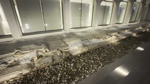 بقايا آثار حجرية فى ميناء باب البنط الحقيقي في مدينة جدة التاريخية ، المملكة العربية السعودية، تم تجديده وعرف باسم " متحف البحر الاحمر " حديثاً  يوم 6 من ديسمبر 2025 ،  معلم بحري تاريخي على ساحل البحر الأحمر، أحد أقدم موانئ جدة، حركة التجارة واستقبال الحجاج قديماً ، التراث البحري والتاريخ الاقتصادي للمدينة.