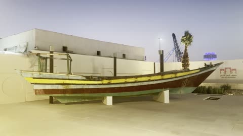 مركب شراعي عربي فى ميناء باب البنط الحقيقي في مدينة جدة التاريخية ، المملكة العربية السعودية، تم تجديده وعرف باسم " متحف البحر الاحمر " حديثاً  يوم 6 من ديسمبر 2025 ،  معلم بحري تاريخي على ساحل البحر الأحمر، أحد أقدم موانئ جدة، حركة التجارة واستقبال الحجاج قديماً ، التراث البحري والتاريخ الاقتصادي للمدينة.