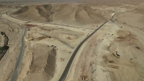 المناظر الطبيعية والرمال الذهبية الناعمة في الصحراء، الكثبان الذهبية الناعمة والتضاريس الطبيعية في المملكة العربية السعودية، تشكيلات صخرية في الصحراء العربية السعودية، قضاء أوقات في الصحراء برفقة الأصدقاء, خلفية الطبيعة