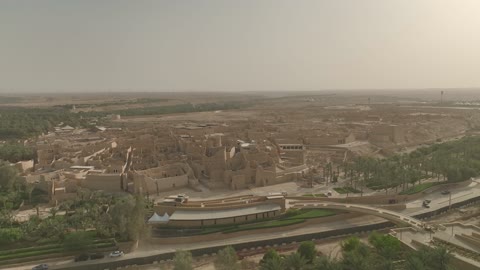 A green oasis and a natural breathing space for the residents of Riyadh, the development project of historical Diriyah in the city of Riyadh, Saudi Arabia, the heritage village and archaeological buildings, a center and a famous cultural and historical tourist landmark in Saudi Arabia at night, the illuminated Al-Bujairi Park and viewpoint during the day.