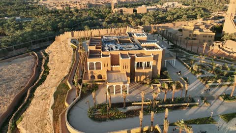 مشروع تطوير الدرعية التاريخية في مدينة الرياض بالمملكة العربية السعودية، القرية التراثية والمباني الاثرية، بيئة طبيعية هادئة بعيدة, مركز ومعلم ثقافي سياحي تاريخي سعودي مشهور في وقت الليل، منتزه ومطل البجيري المضاء في النهار