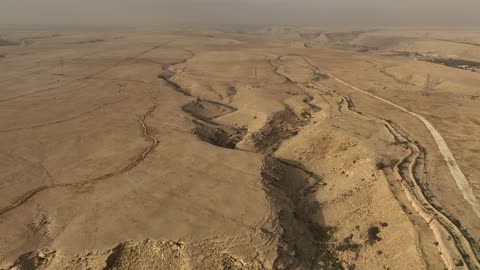 الكثبان الذهبية الناعمة والتضاريس الطبيعية في المملكة العربية السعودية، تشكيلات صخرية في الصحراء العربية السعودية، قضاء أوقات في الصحراء برفقة الأصدقاء, المناظر الطبيعية والرمال الذهبية الناعمة في الصحراء، خلفية الطبيعة