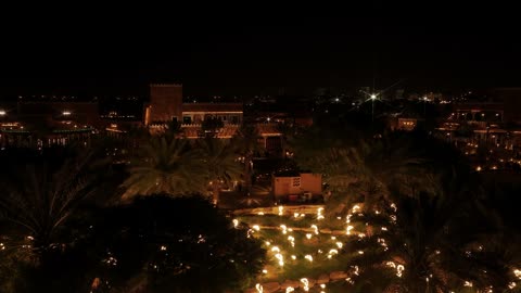 أجواء ليلية في مدينة مضاءة الدرعية, مركز ومعلم ثقافي سياحي تاريخي سعودي مشهور في وقت الليل، منتزه ومطل البجيري المضاء في النهار، مشروع تطوير الدرعية التاريخية في مدينة الرياض بالمملكة العربية السعودية، القرية التراثية والمباني الاثرية