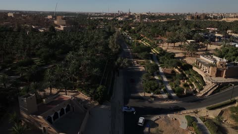 زراعة النباتات وأشجار النخيل الخضراء, مشروع تطوير الدرعية التاريخية في مدينة الرياض بالمملكة العربية السعودية، منتزه ومطل البجيري المضاء في النهار، مركز ومعلم ثقافي سياحي تاريخي سعودي مشهور، القرية التراثية والمباني الاثرية