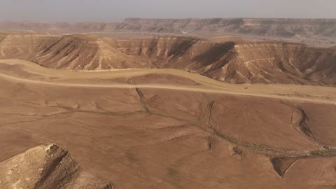 الجبال الصخرية الصحراوية، المناظر الطبيعية والرمال الذهبية الناعمة في الصحراء، الكثبان الذهبية الناعمة والتضاريس الطبيعية في المملكة العربية السعودية، تشكيلات صخرية في الصحراء العربية السعودية، خلفية الطبيعة