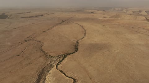 الكثبان الذهبية الناعمة والتضاريس الطبيعية في المملكة العربية السعودية، تشكيلات صخرية في الصحراء العربية السعودية، قضاء أوقات في الصحراء برفقة الأصدقاء, المناظر الطبيعية والرمال الذهبية الناعمة في الصحراء، خلفية الطبيعة