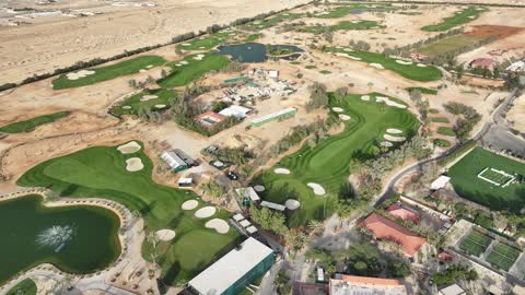 الاستمتاع بلعب الجولف حتى بعد غروب الشمس، النادي الدولي للجولف في الرياض لتعزيز السياحة الرياضية في المملكة العربية السعودية، وجود المساحات الخضراء، وجهة رائدة لرياضة الجولف في عام 2026، تصوير درون لملاعب عالمية وتستضيف بطولات دولية