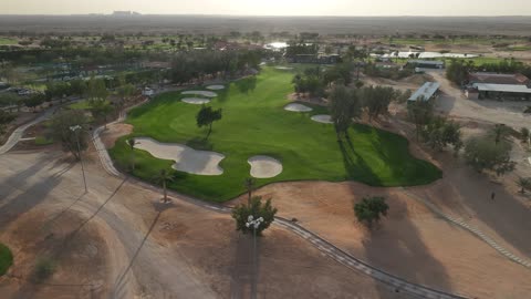 أحد الأندية البارزة في المنطقة، النادي الدولي للجولف في الرياض لتعزيز السياحة الرياضية في المملكة العربية السعودية، وجود المساحات الخضراء، وجهة رائدة لرياضة الجولف في عام 2026، تصوير درون لملاعب عالمية وتستضيف بطولات دولية، أبرز اللاعبين العالميين