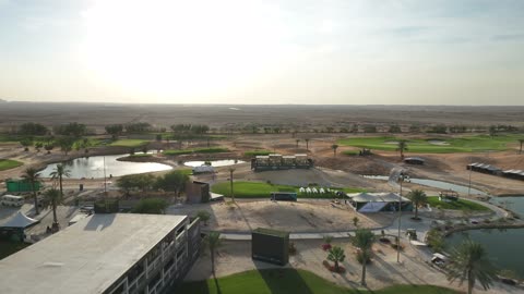 إطلالات على المناظر الطبيعية الجبلية الخضراء، النادي الدولي للجولف في الرياض لتعزيز السياحة الرياضية في المملكة العربية السعودية، وجود المساحات الخضراء، وجهة رائدة لرياضة الجولف في عام 2026، تصوير درون لملاعب عالمية وتستضيف بطولات دولية، أبرز اللاعبين العالميين