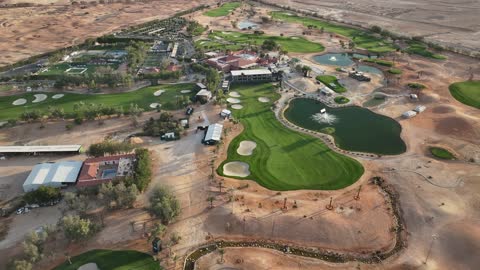 تجربة جولف فريدة وصديقة للبيئة، النادي الدولي للجولف في الرياض لتعزيز السياحة الرياضية في المملكة العربية السعودية، وجود المساحات الخضراء، وجهة رائدة لرياضة الجولف في عام 2026، تصوير درون لملاعب عالمية وتستضيف بطولات دولية، أبرز اللاعبين العالميين